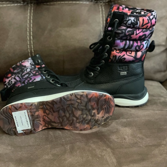 Women’s UGG Adirondack Boot - Picture 2 of 8